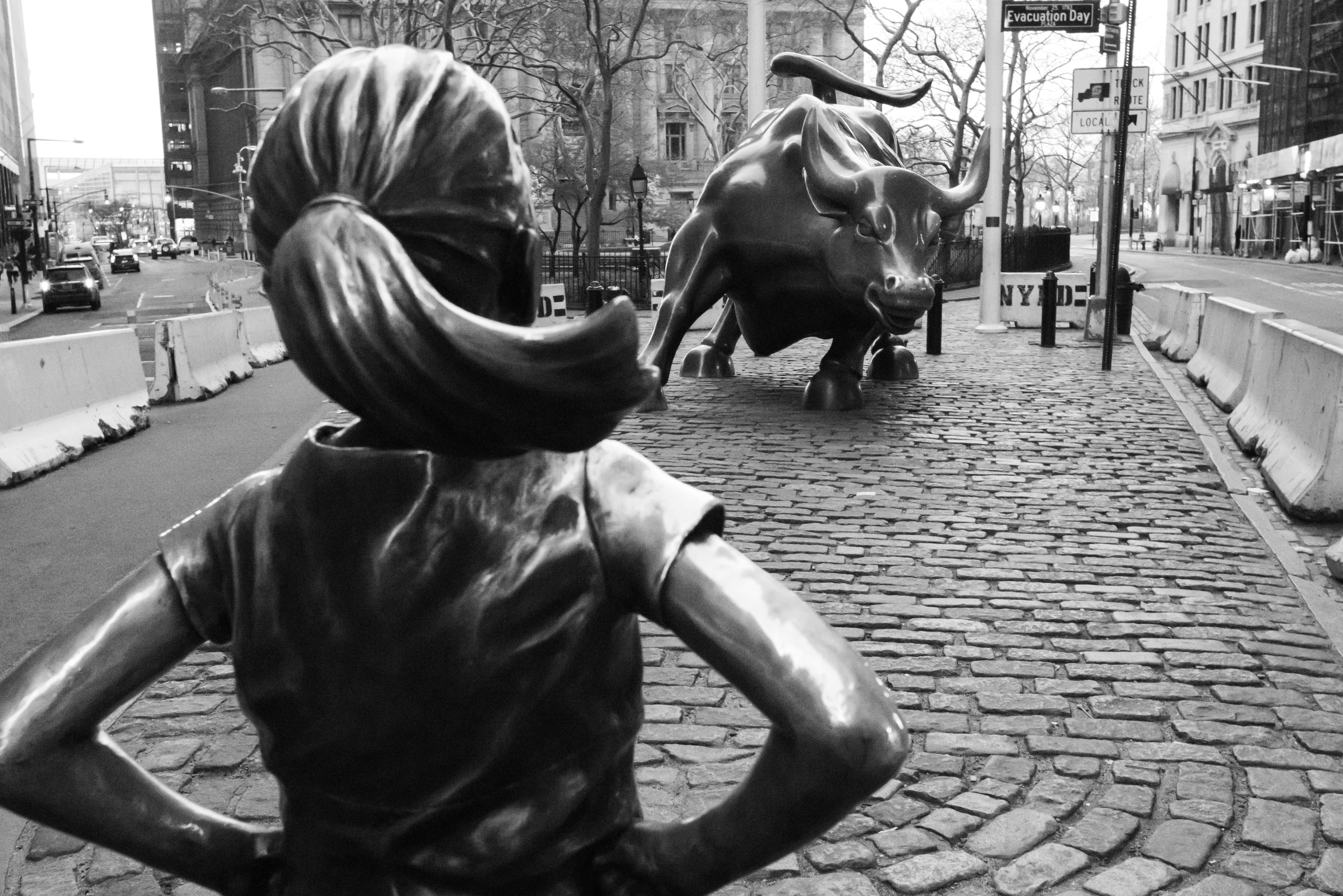 Wall Street statue of a girl facing down the bull
